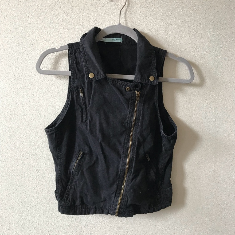 Black sleveless vest